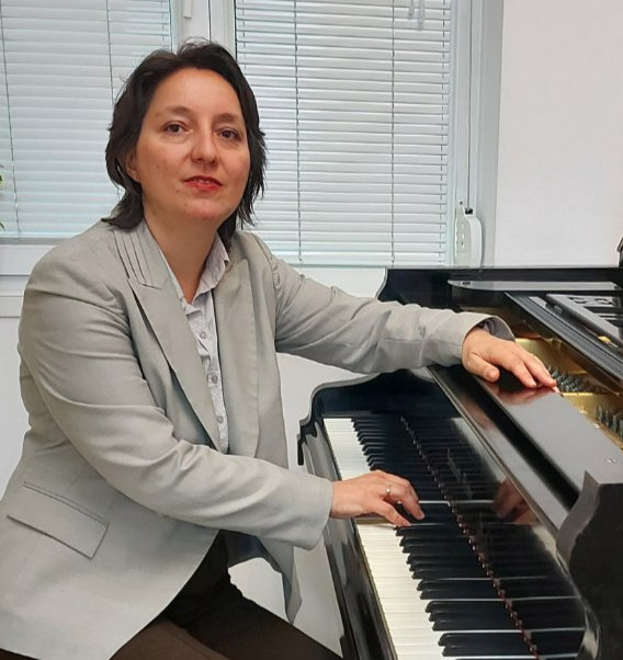 Stany, Singing teacher at First Musical Academy